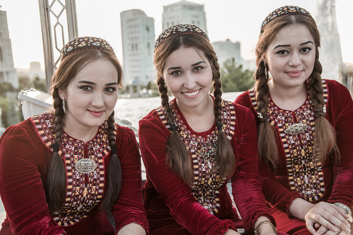 Traditionele Turkmeense vrouwen tijdens tapijtenfestival