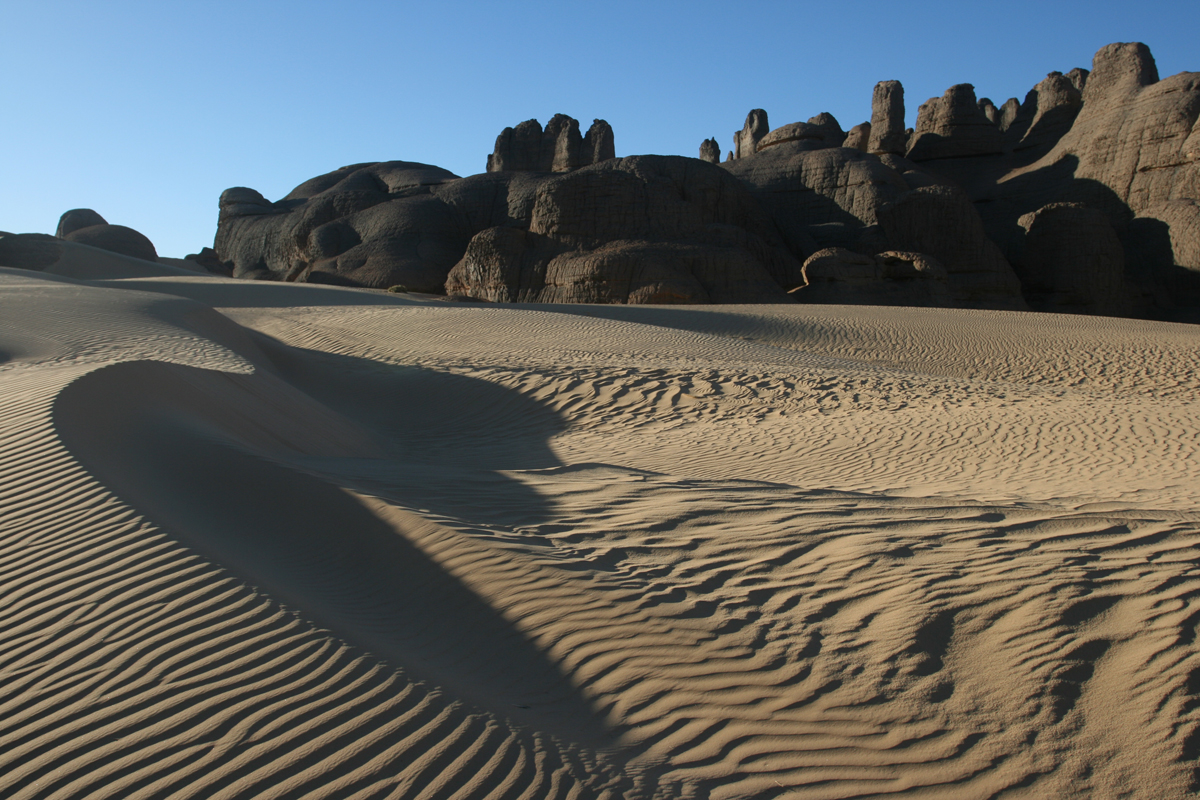 Rotsen en duinen in de Sahara