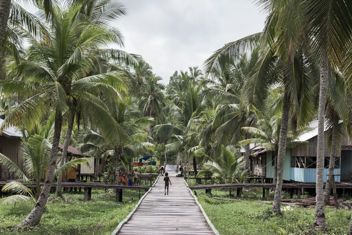Straatbeeld van Ewer op het eiland Papoea in Indonesië