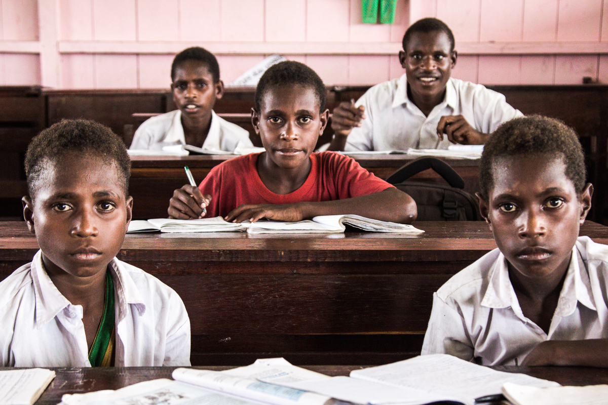 Asmat kinderen op een school in Ewer op het eiland Papoea in Indonesië
