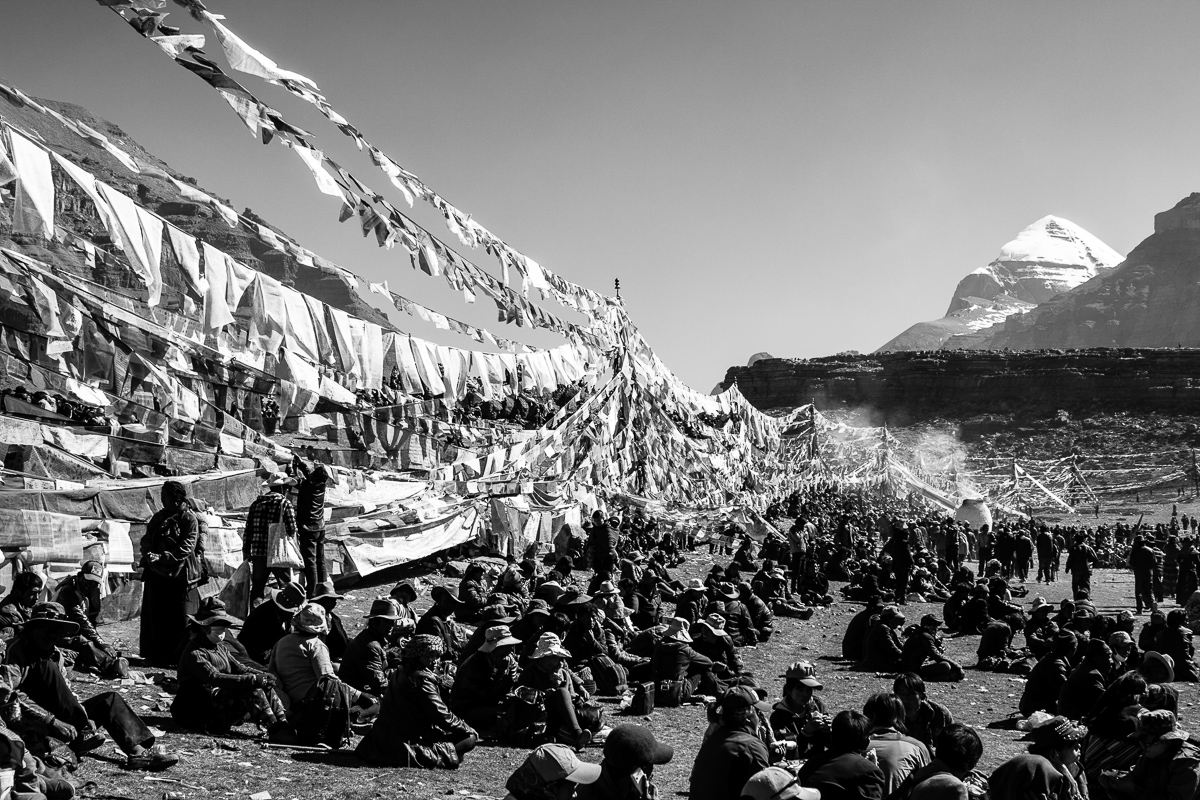 Publiek tijdens Saga Dawa met op de achtergrond Mount Kailash