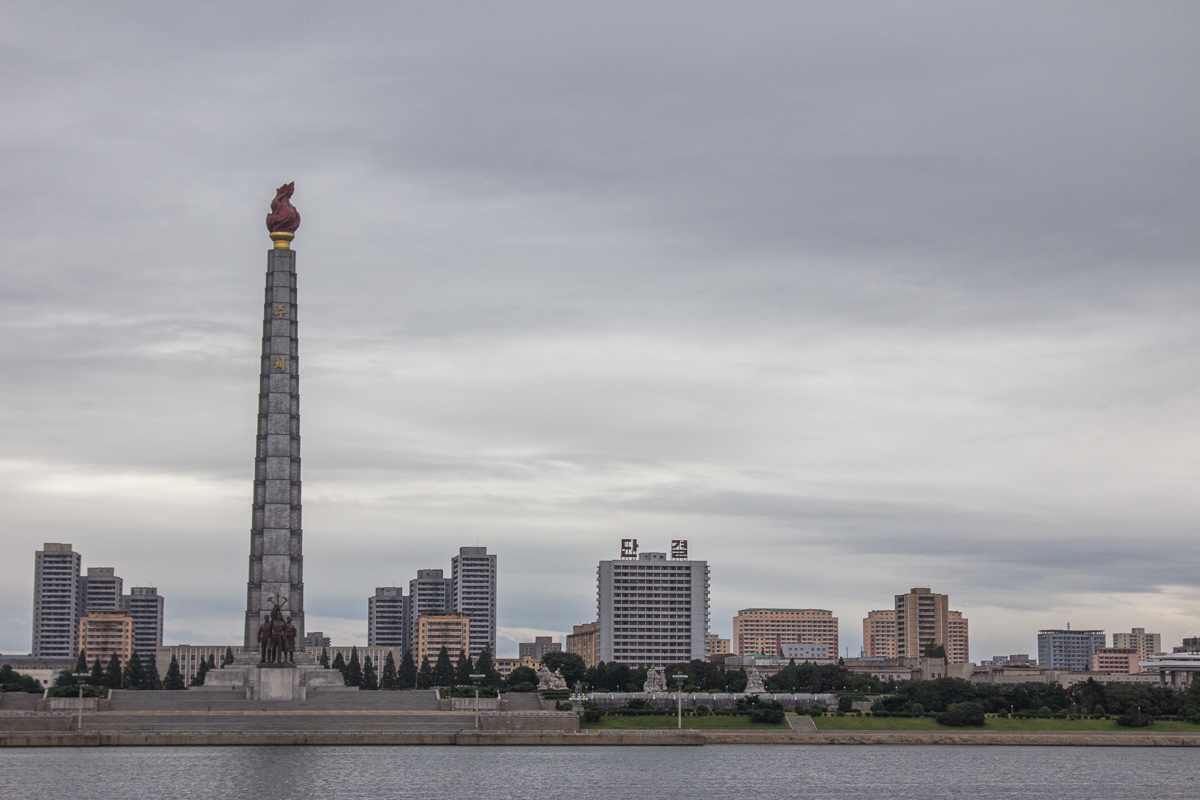 De skyline van Pyongyang met de Juche toren