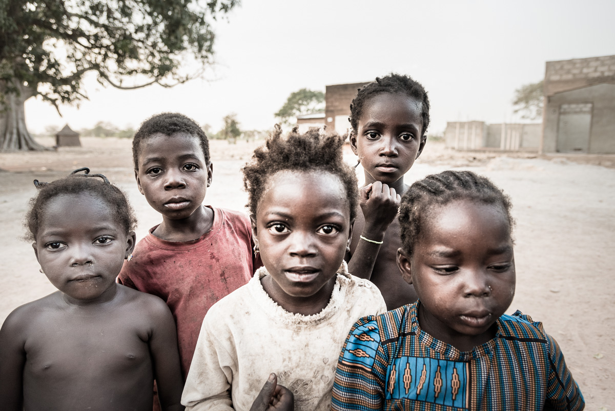 Nieuwsgierige kinderen in het dorp Obiré