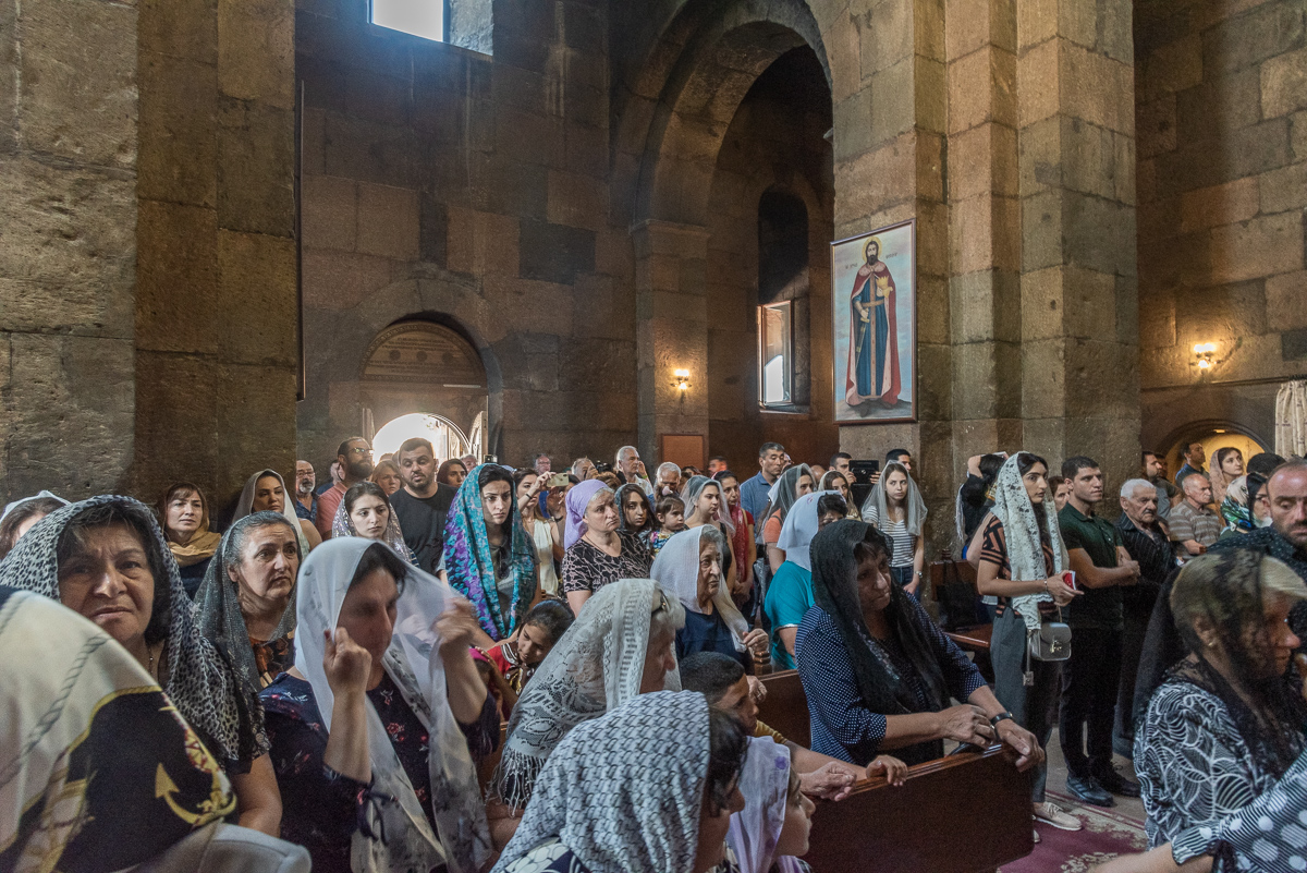 Tijdens een dienst in de kerk van Sint Gayane in Etsjmiadzin