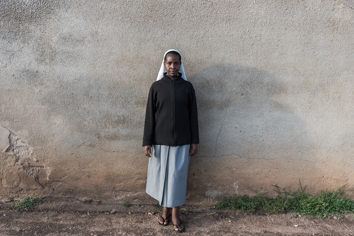 Een zuster in de omgeving van Kamonyi