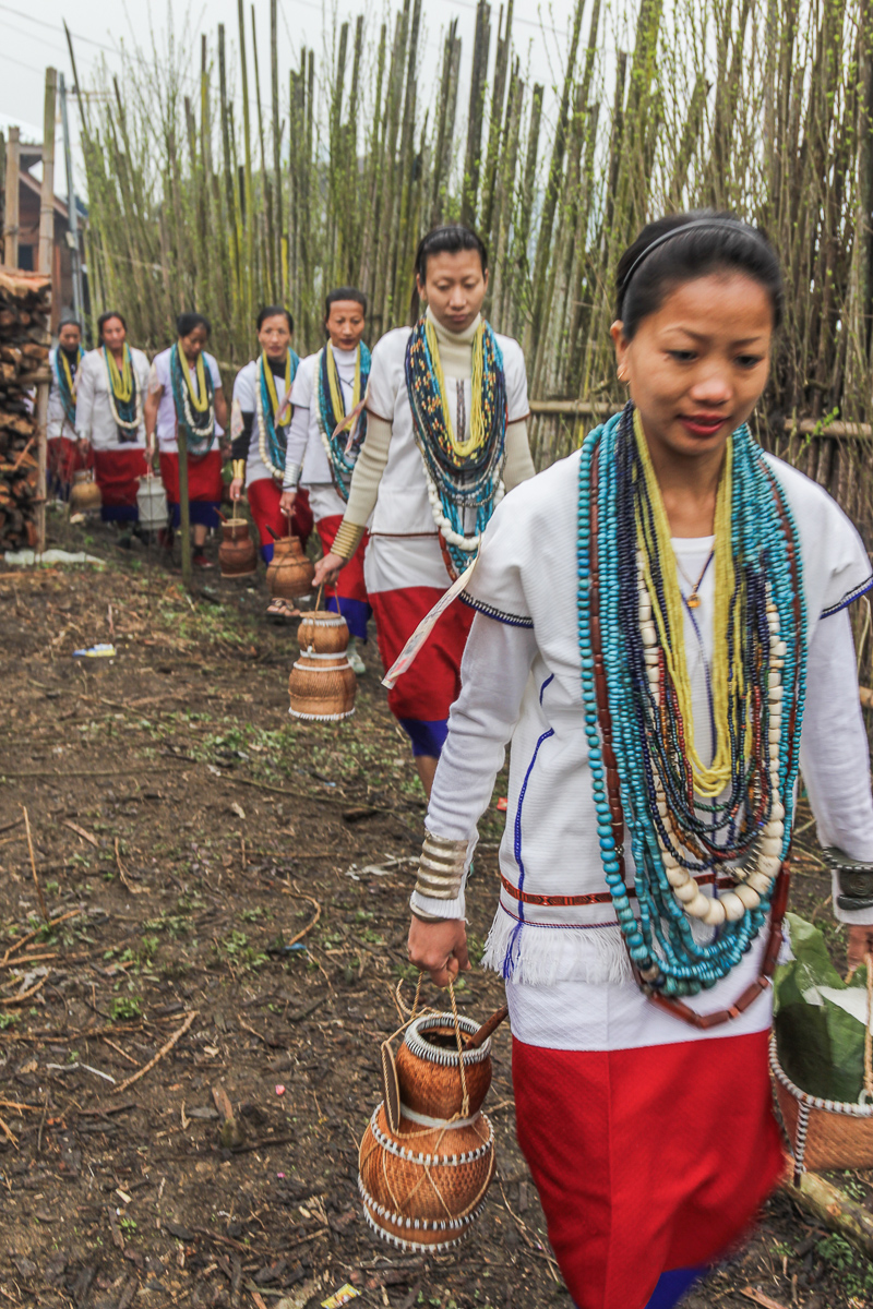 Vrouwen lopen met rijstbier en rijstmeel tijdens het Myoko festival