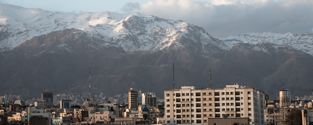 Uitzicht vanuit Teheran over de bergen