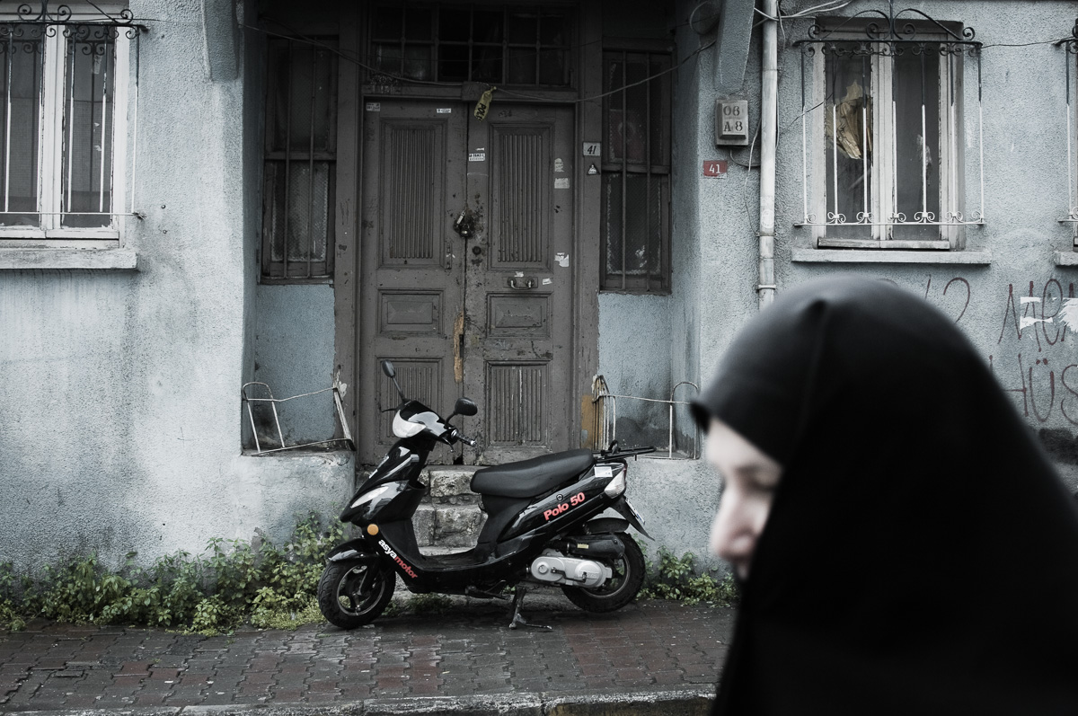 Moslim vrouw loopt voorbij