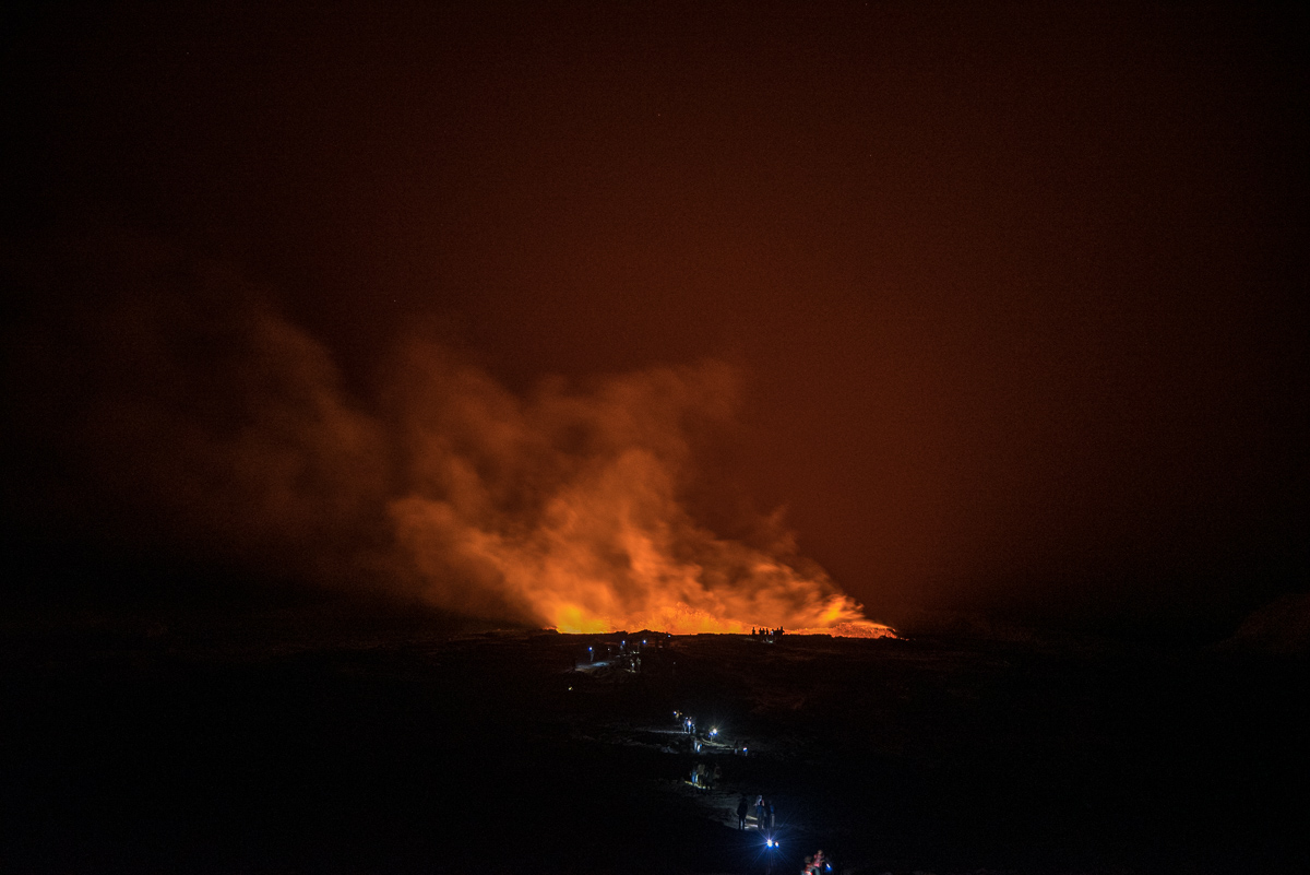 Uitzicht vanaf de kraterrand op het lavameer van Erta Ale