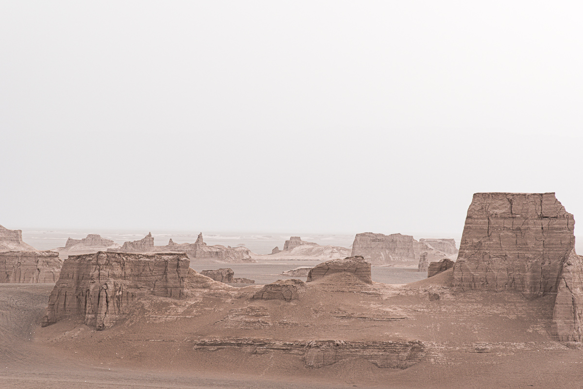 Zandkastelen in de woestijn van de Leegte