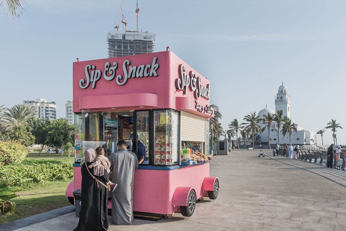 De Corniche bij Jeddah. Een lange boulevard waar je koffie kunt drinken, iets lekkers kunt kopen of heerlijk kunt wandelen.