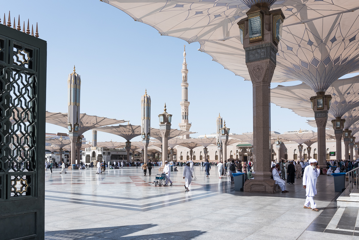 De Moskee van de Profeet, de Masjid an-Nabawi, in Medina. Een van de belangrijkste plekken in de Islam. Een indrukwekkend complex