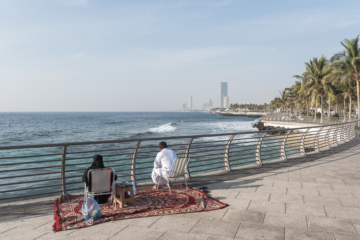 Picknicken aan de Jeddah Corniche, de lange boulevard bij Jeddah aan de Rode Zee
