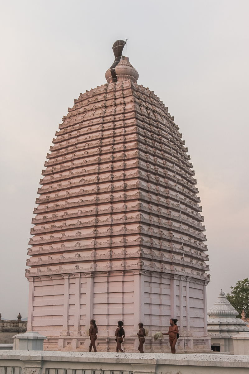 Tijdens zonsondergang bij de Joranda Gadi tempel van de Mahima Dharma religie in Orissa in India.