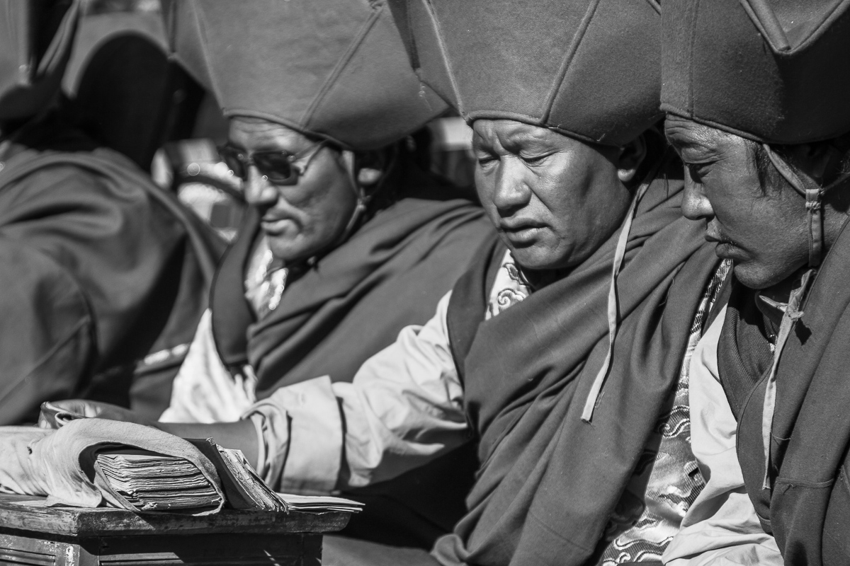Biddende monniken tijdens het boeddhistische festival Saga Dawa in Tibet.