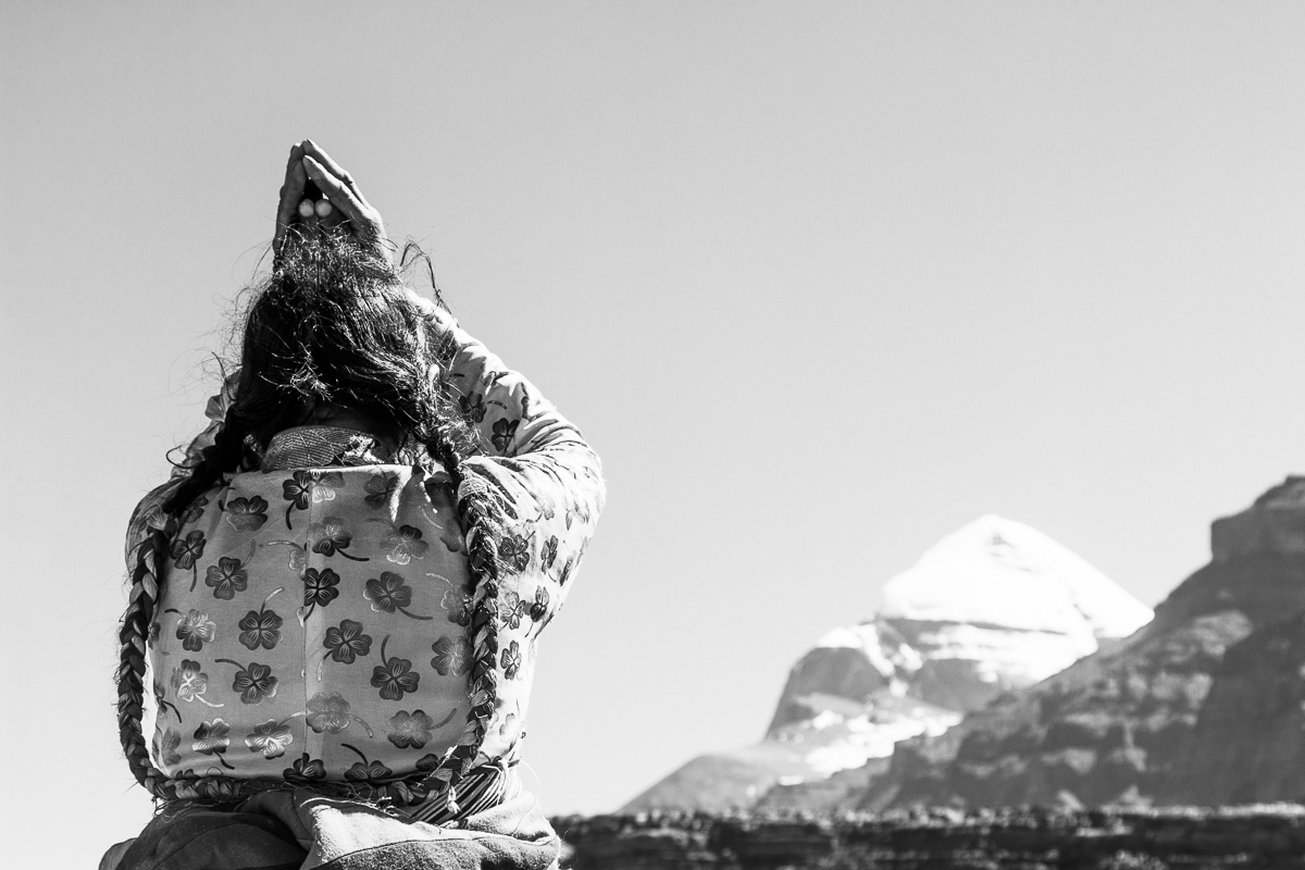 Pelgrim aan het bidden richting de heilige berg Mount Kailash tijdens het boeddhistische festival Saga Dawa in Tibet.