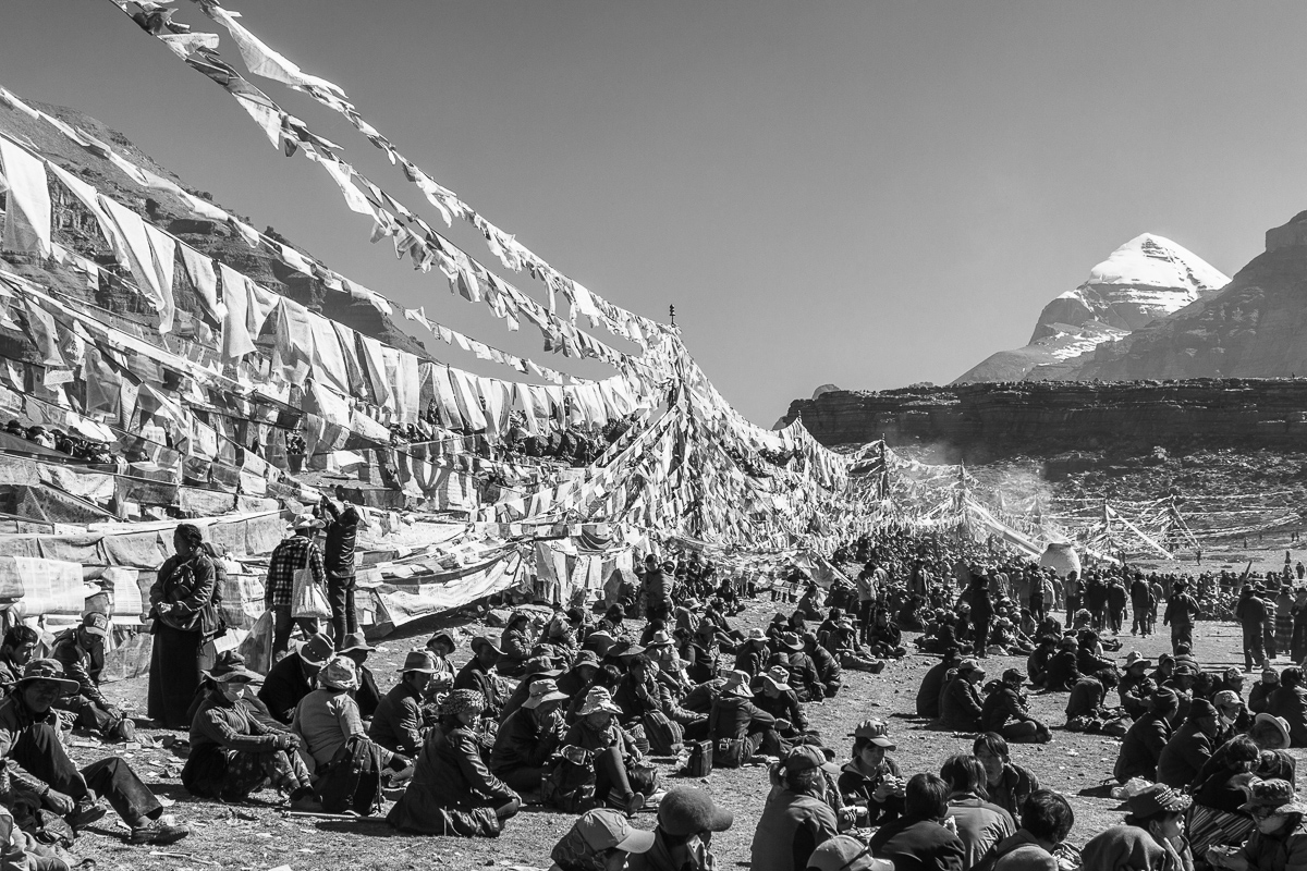 Publiek bij het boeddhistische festival Saga Dawa in Tibet met op de achtergrond de heilige berg Mount Kailash.